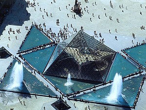 Vue du ciel - France - Paris - The Louvre Pyramid